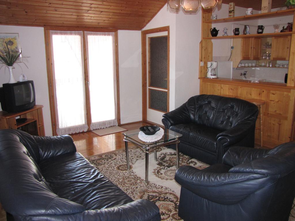 Schmidt Apartment Балатонфеньвеш Номер фото